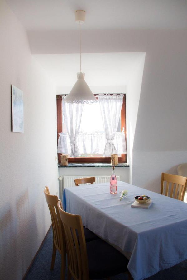 Neue Tiefe Fehmarn Ferienwohnungen-Neue-Tiefe-Wohnung-Kleiderbuegel מראה חיצוני תמונה